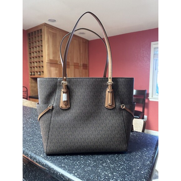 MICHAEL KORS VOYAGER EAST WEST LOGO SIGNATURE TOTE BAG Brown - Picture 4 of 9